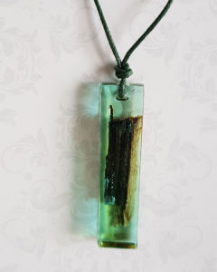 Купить Кулон из зеленой ювелирной смолы с деревом, узкий прямоугольник