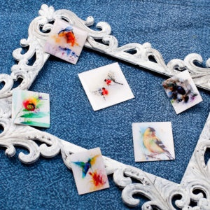 Купить Брошь ручной работы "Колибри в полете"