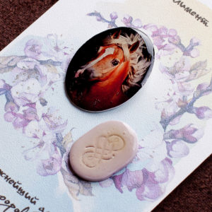 Фото Комплект из 2 брошей "Гнедая лошадь"