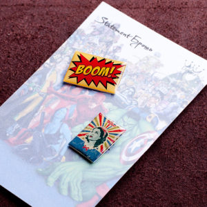 Купить Комплект из 2 брошей в стиле Комикс арт "Девушка авиатор и надпись "Boom"