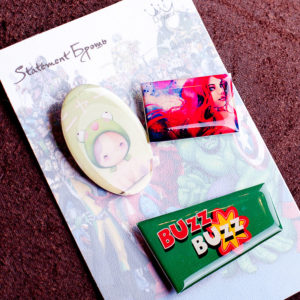 Купить Комплект из 3 брошей в стиле Комикс арт "Лягушонок, рыжая девушка и надпись "BUZZ BUZZ"