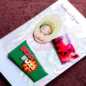 Купить Комплект из 3 брошей в стиле Комикс арт "Лягушонок, рыжая девушка и надпись "BUZZ BUZZ"