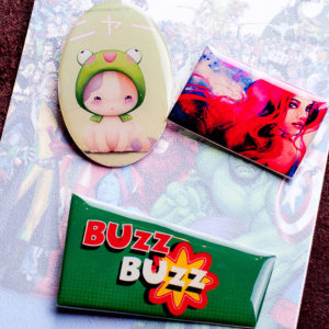 Купить Комплект из 3 брошей в стиле Комикс арт "Лягушонок, рыжая девушка и надпись "BUZZ BUZZ"