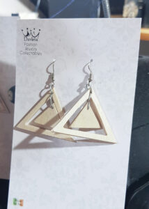 Дизайнерские серьги-логотипы