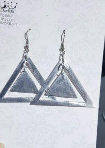 Дизайнерские серьги-логотипы