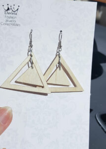 Дизайнерские серьги-логотипы