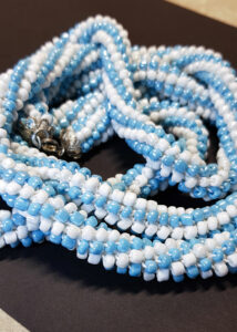 Купить эксклюзивное украшение Бисерное колье-жгут "Голубые переливы"крупный